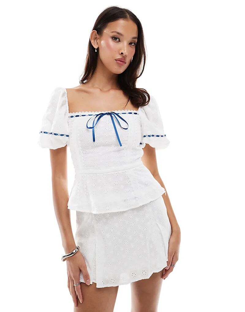 Мини-юбка Daisy Street с низкой посадкой и вышивкой, с продетой лентой, белого цвета
Мини-юбка Daisy Street с низкой посадкой и вышивкой, с продетой лентой, белого цвета