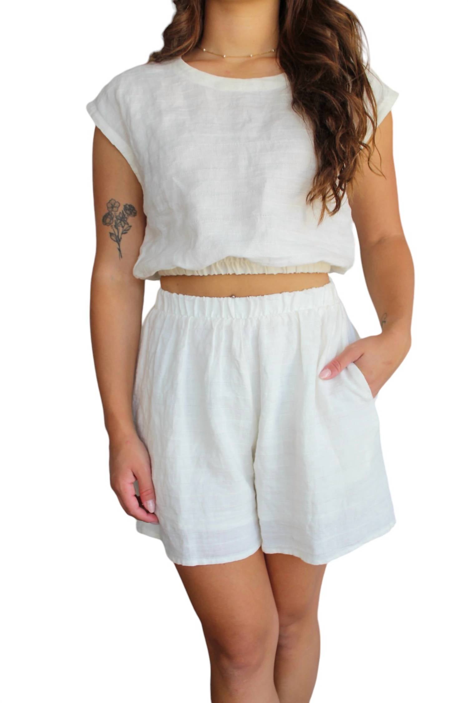 Шорты Living The Dream в белом цвете By Together
Шорты Living The Dream в белом цвете By Together