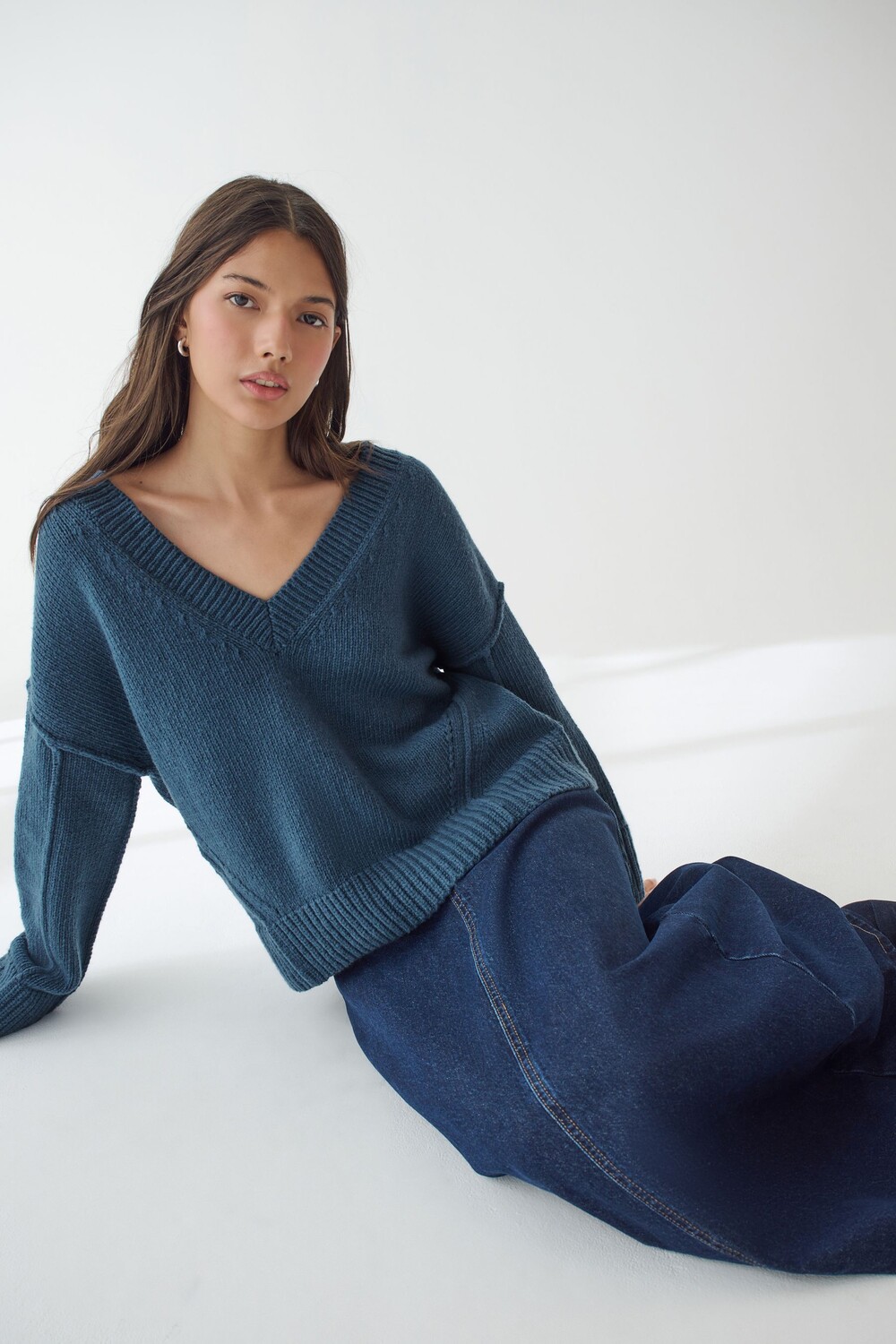 Детали шва трикотажного джемпера с V образным вырезом Next, синий
Детали шва трикотажного джемпера с V образным вырезом Next, синий