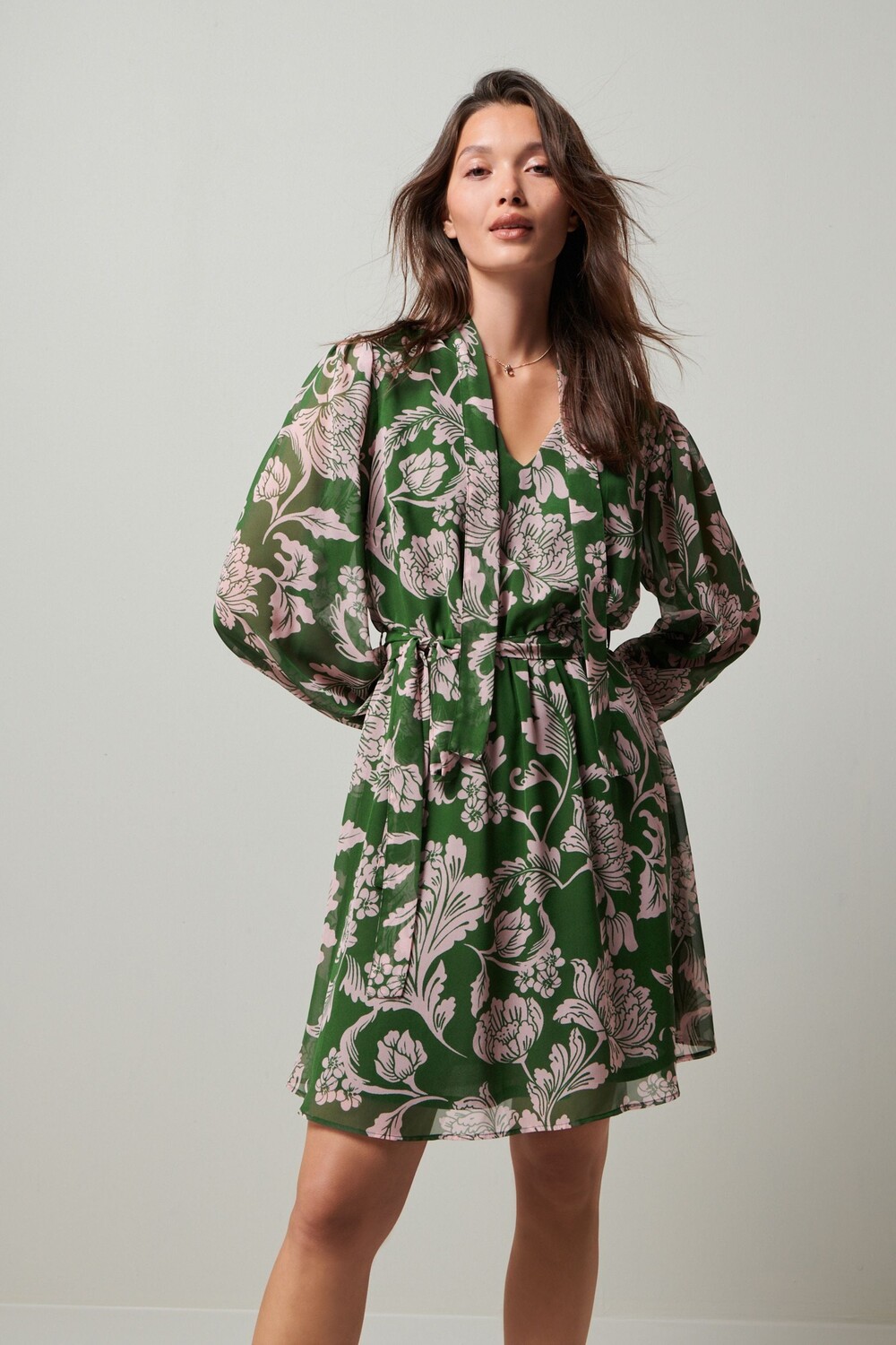 Мини-платье с длинными рукавами завязкой на шее и поясом Next, розовый
Мини-платье с длинными рукавами завязкой на шее и поясом Next, розовый