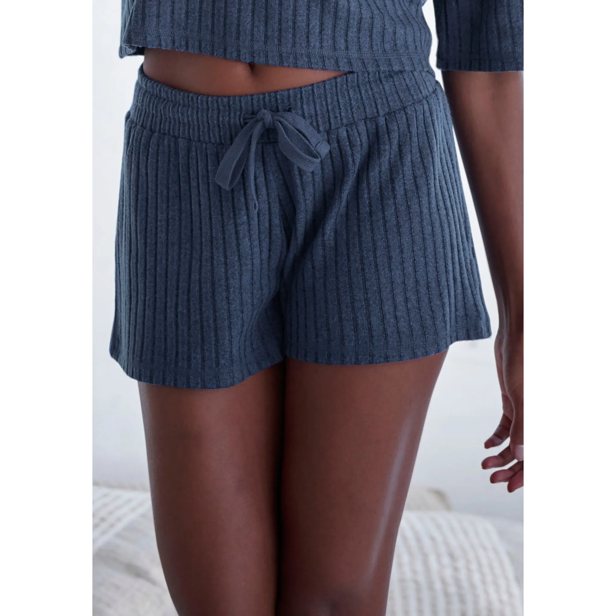 Шорты LASCANA "шорты для отдыха в крапинку", мягкая рубчатая ткань, с завязывающимся ремешком, синий
Шорты LASCANA "шорты для отдыха в крапинку", мягкая рубчатая ткань, с завязывающимся ремешком, синий