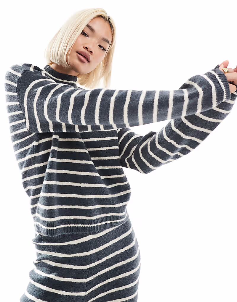 Джемпер с высоким воротом в серо-голубую полоску Pieces
Джемпер с высоким воротом в серо-голубую полоску Pieces