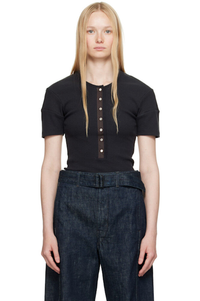 Черная облегающая футболка Henley LEMAIRE
Черная облегающая футболка Henley LEMAIRE