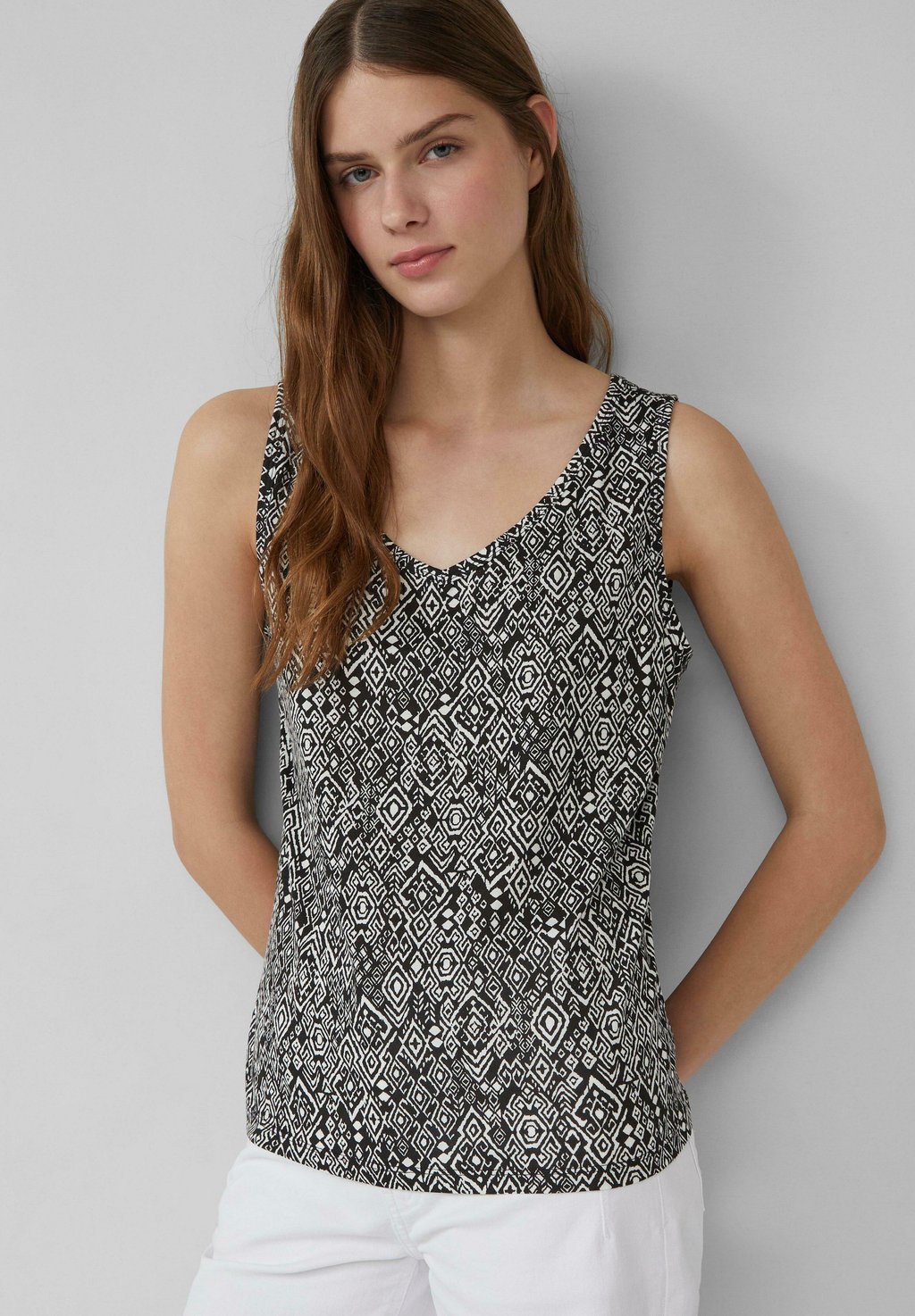 Топ MIT CUT-OUT UND SCHLEIFE s.Oliver, черный 
Топ MIT CUT-OUT UND SCHLEIFE s.Oliver, черный