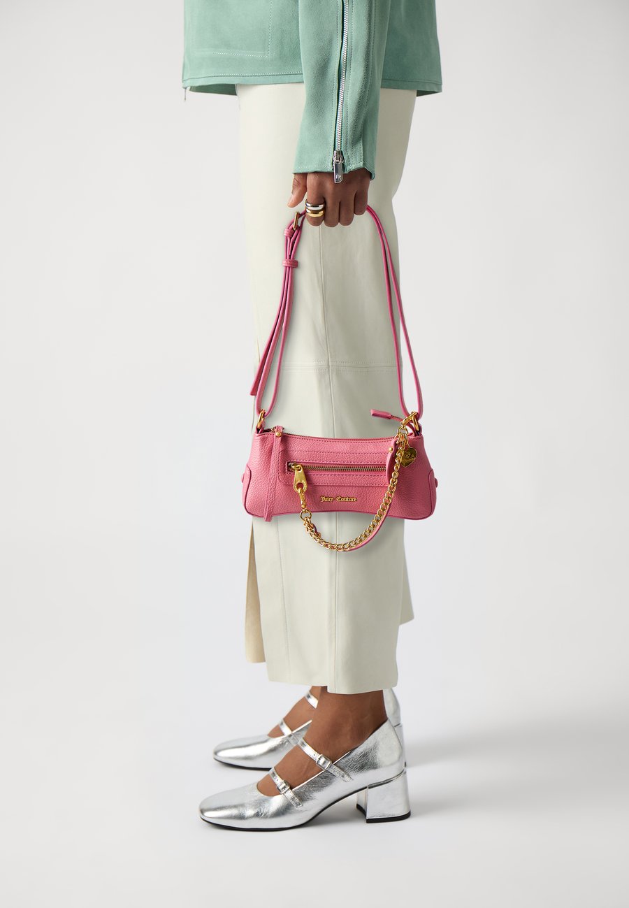 Сумка Juicy Couture SUE SMALL HOBO, Hot Pink/Pink
Сумка Juicy Couture SUE SMALL HOBO, Hot Pink/Pink