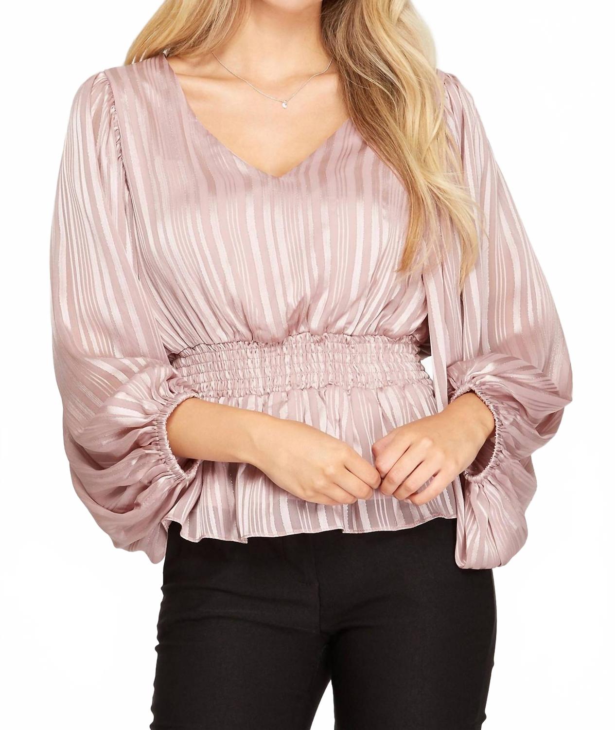 Полосатый жаккардовый топ с длинными рукавами и сборками в нежно-розовом цвете SHE + SKY
Полосатый жаккардовый топ с длинными рукавами и сборками в нежно-розовом цвете SHE + SKY