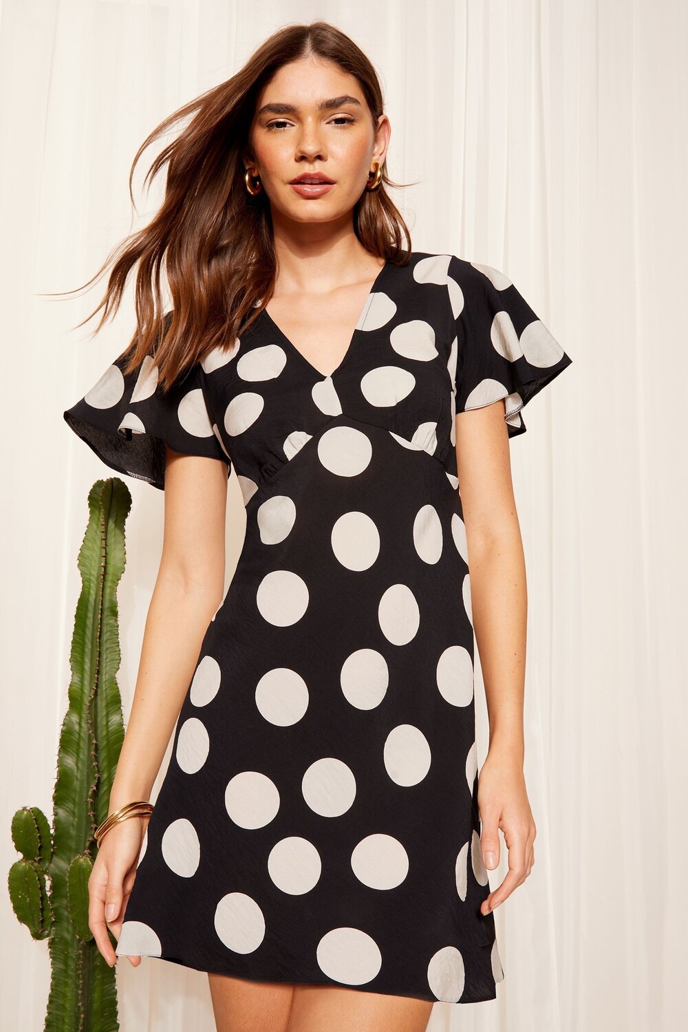 Платье мини с развевающимися рукавами и завязкой на спине Friends Like These, черный
Платье мини с развевающимися рукавами и завязкой на спине Friends Like These, черный