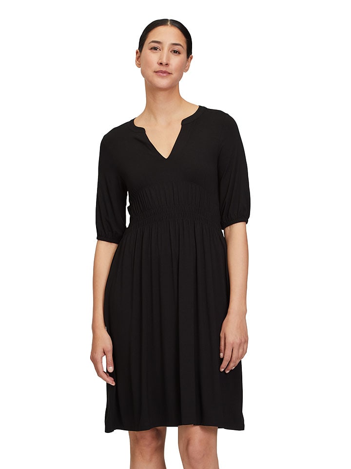 CARTOON Платье в черном
CARTOON Платье в черном