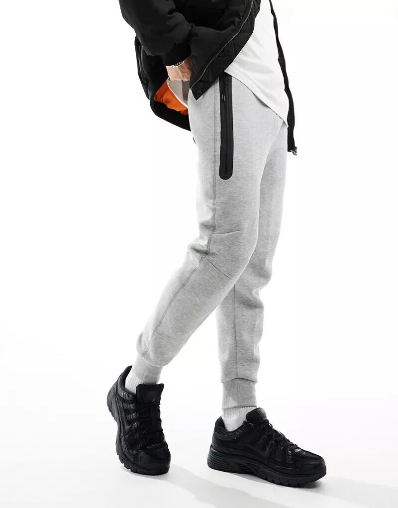 Серые джоггеры Nike Tech Fleece
Серые джоггеры Nike Tech Fleece