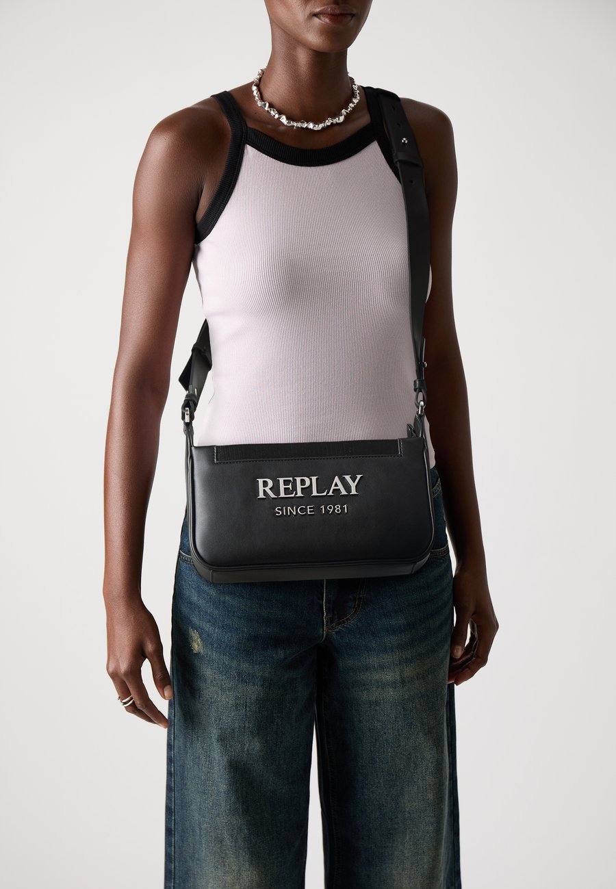 Сумка кросс-боди Replay JOANNA 1981 LOGO CROSSBODY, Black
Сумка кросс-боди Replay JOANNA 1981 LOGO CROSSBODY, Black