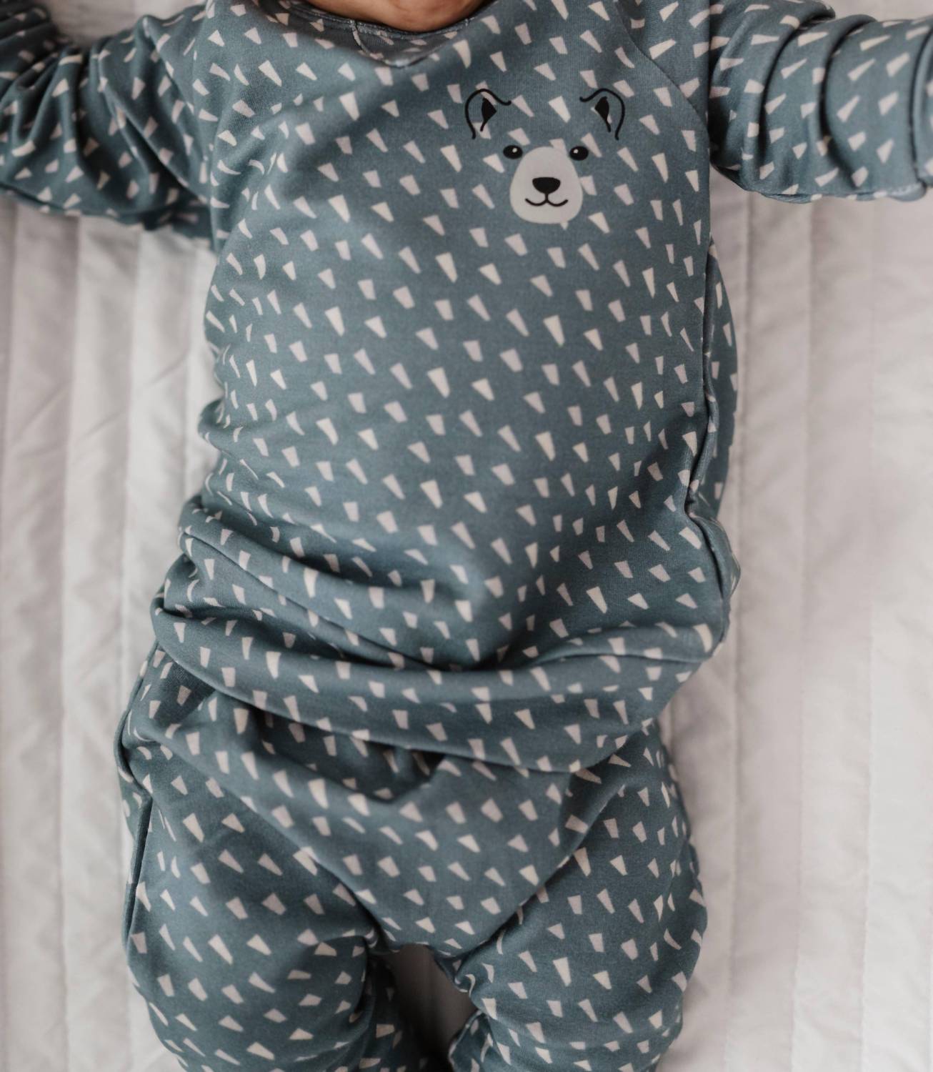 Стильный свитшот с рукавом реглан в зимнем медвежьем принте Babysprouts, Winter Geo Bear
Стильный свитшот с рукавом реглан в зимнем медвежьем принте Babysprouts, Winter Geo Bear