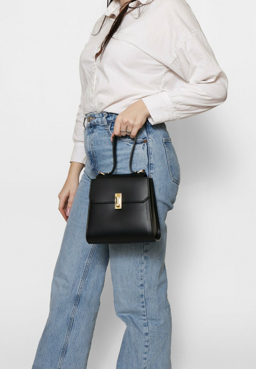 Сумка Chiara Ferretti Handbag, Black
Сумка Chiara Ferretti Handbag, Black