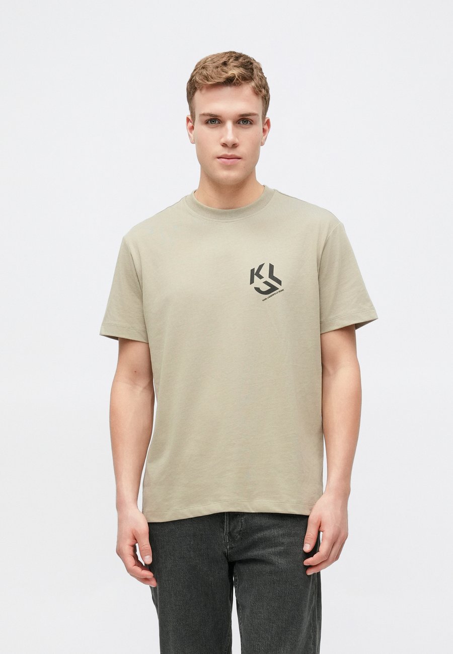 Футболка Karl Lagerfeld Jeans MONOGRAM TEE, Twill/Taupe, Коричневый, Футболка Karl Lagerfeld Jeans MONOGRAM TEE, Twill/Taupe
Футболка Karl Lagerfeld Jeans MONOGRAM TEE, Twill/Taupe, Коричневый, Футболка Karl Lagerfeld Jeans MONOGRAM TEE, Twill/Taupe
