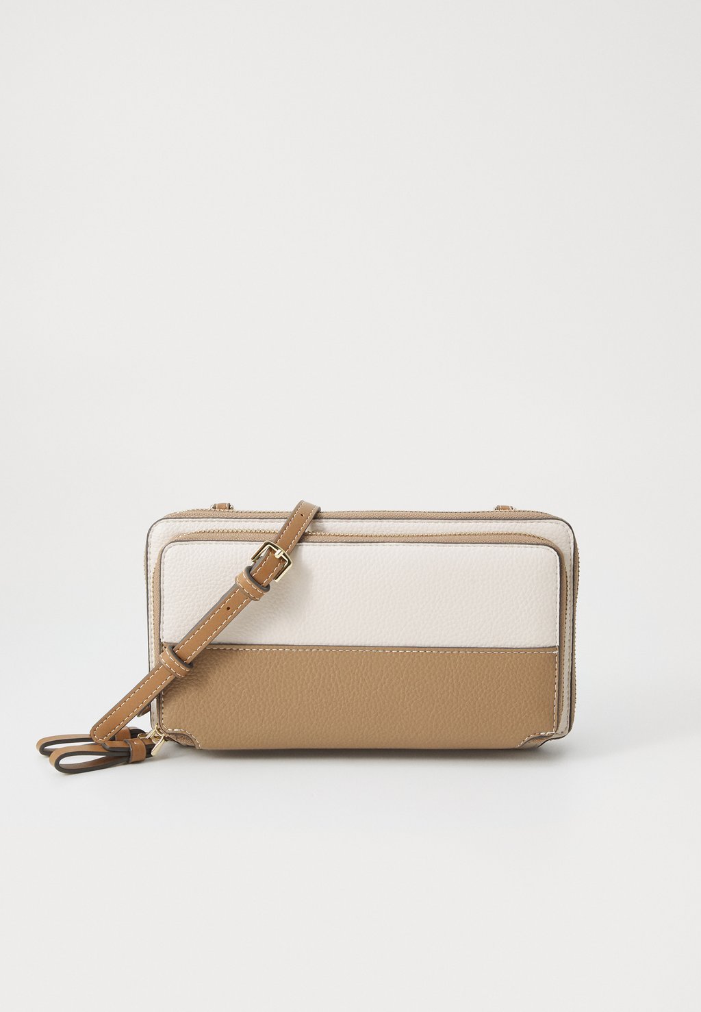 Кошелек WALLET RAYA PARFOIS, черный
Кошелек WALLET RAYA PARFOIS, черный