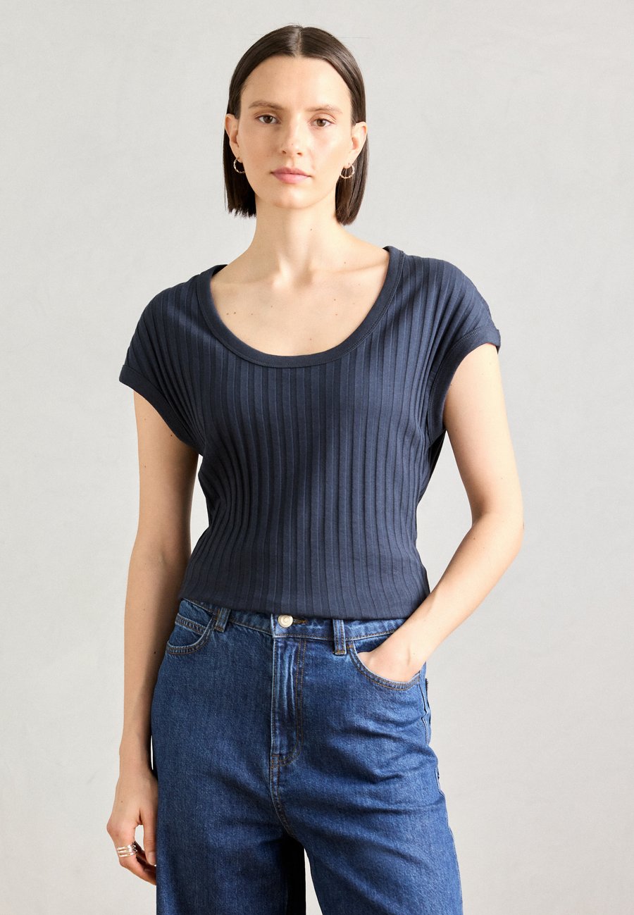 Футболка Marc O'Polo SHORT SLEEVE, Deep Blue Sea/Dark Blue
Футболка Marc O'Polo SHORT SLEEVE, Deep Blue Sea/Dark Blue