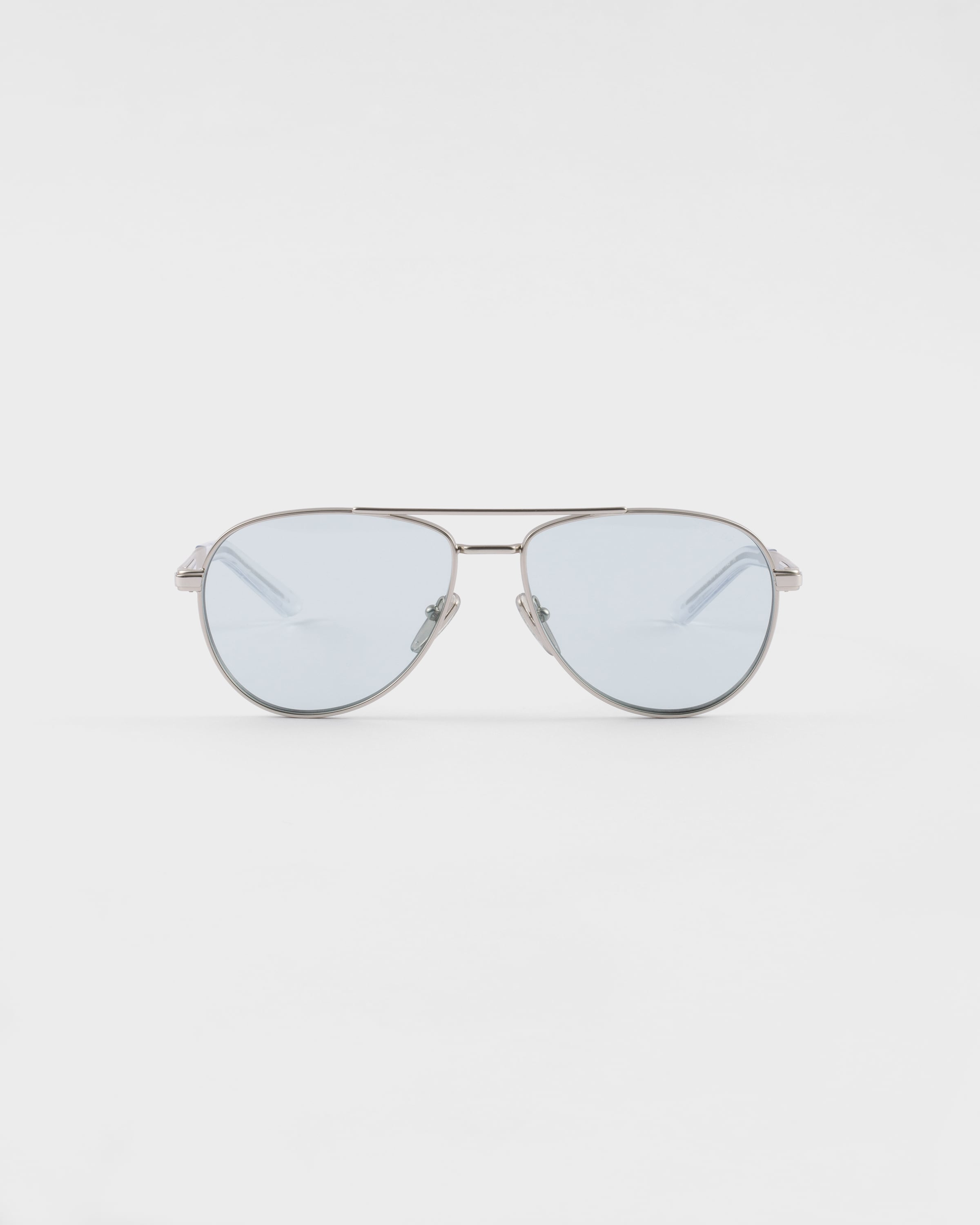 Солнечные очки с культовой металлической табличкой Prada, голубой
Солнечные очки с культовой металлической табличкой Prada, голубой