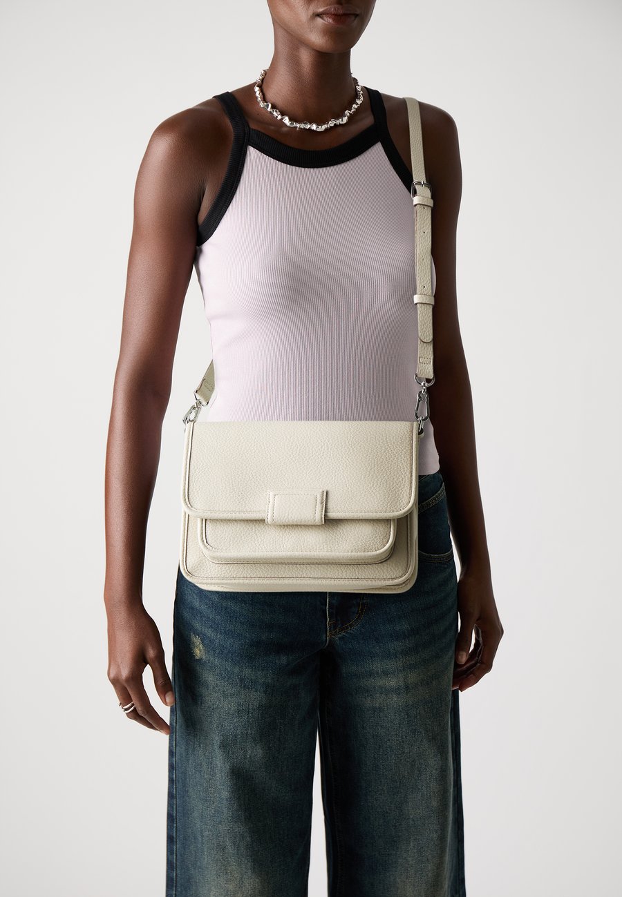Сумка кросс-боди PARFOIS Cross body bag, Ecru/Beige
Сумка кросс-боди PARFOIS Cross body bag, Ecru/Beige