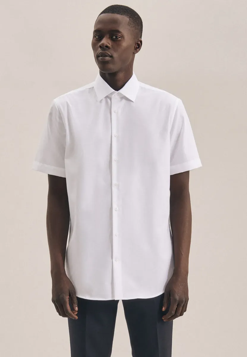 Seidensticker деловая рубашка "Shaped", фасонный с короткими рукавами воротник Кент однотонный, белый
Seidensticker деловая рубашка "Shaped", фасонный с короткими рукавами воротник Кент однотонный, белый