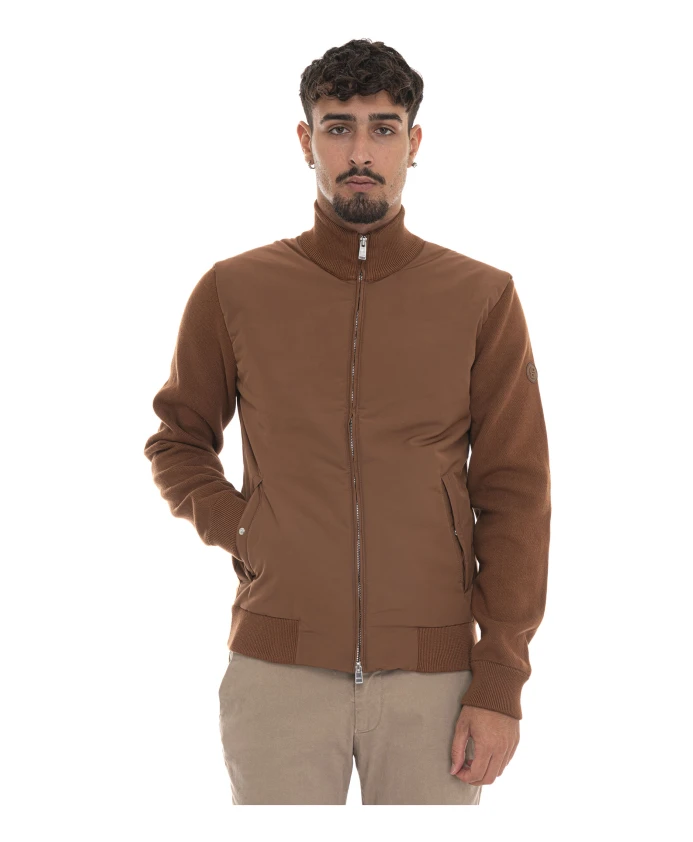 Структурированная куртка-бомбер с логотипом на рукаве. Hugo, коричневый
Структурированная куртка-бомбер с логотипом на рукаве. Hugo, коричневый