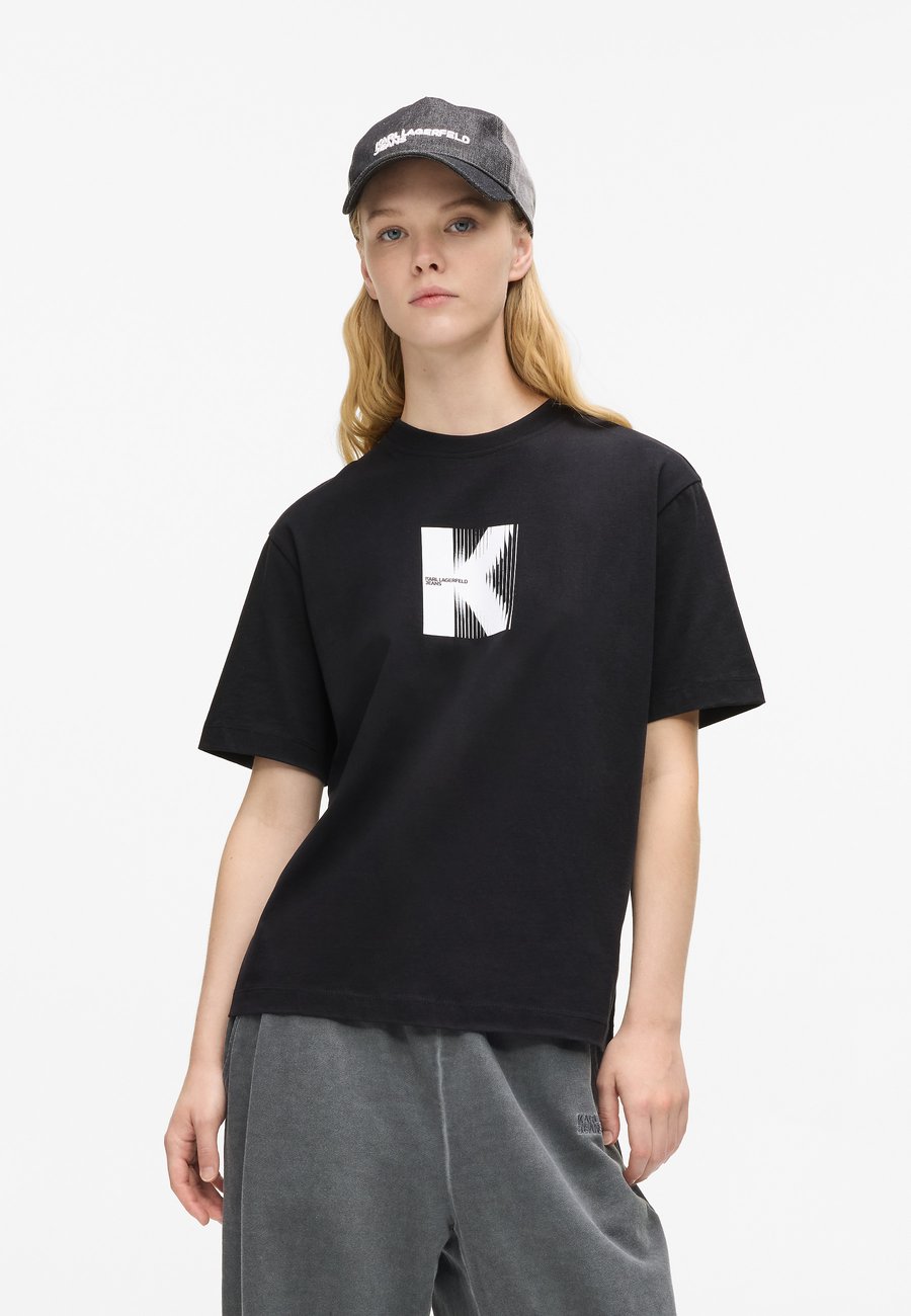 Футболка Karl Lagerfeld Jeans LOGO TEE, Black, Черный, Футболка Karl Lagerfeld Jeans LOGO TEE, Black
Футболка Karl Lagerfeld Jeans LOGO TEE, Black, Черный, Футболка Karl Lagerfeld Jeans LOGO TEE, Black