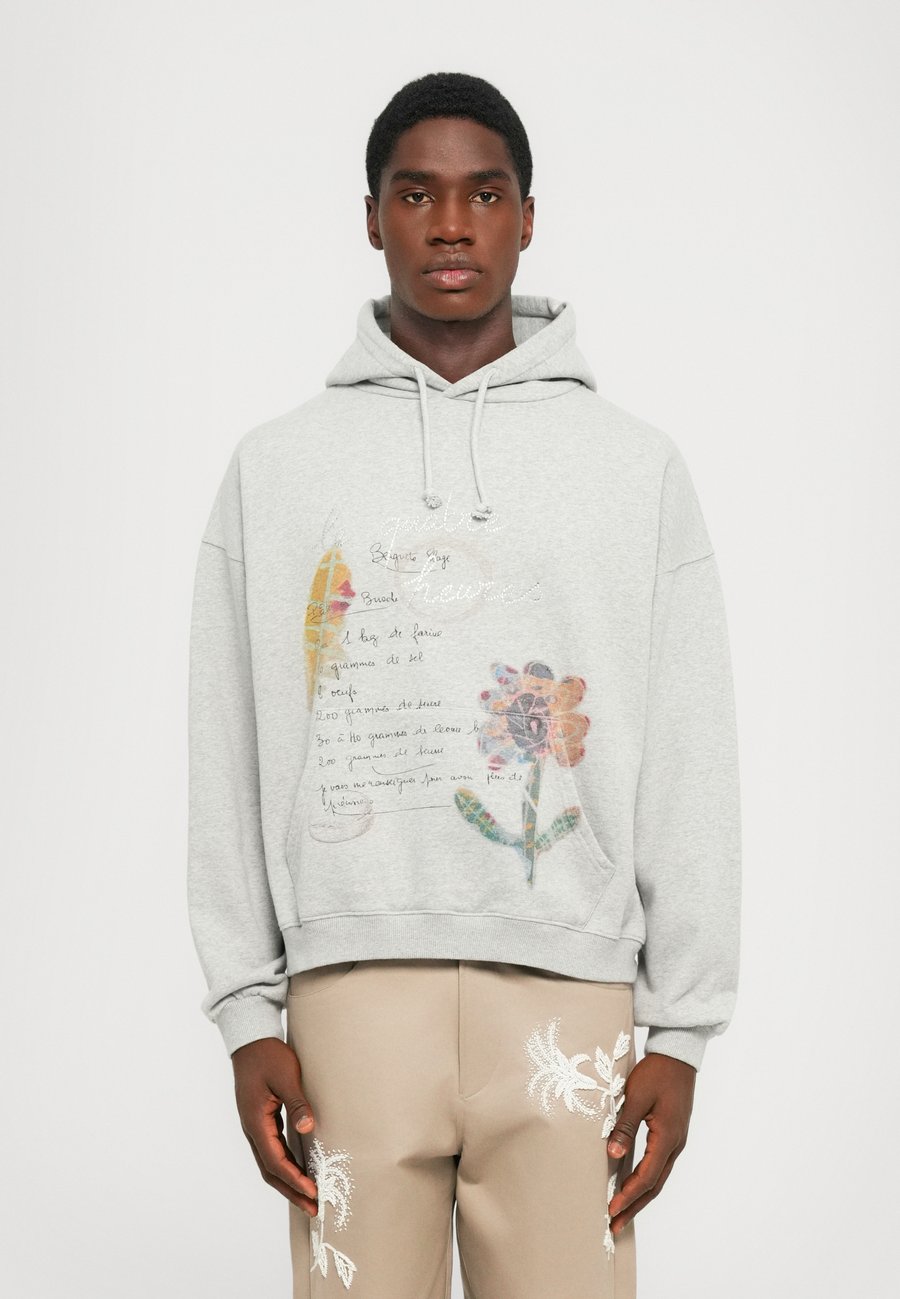 Худи BLUEMARBLE LE QUATRE HEURES PRINT HOODIE, Grey
Худи BLUEMARBLE LE QUATRE HEURES PRINT HOODIE, Grey