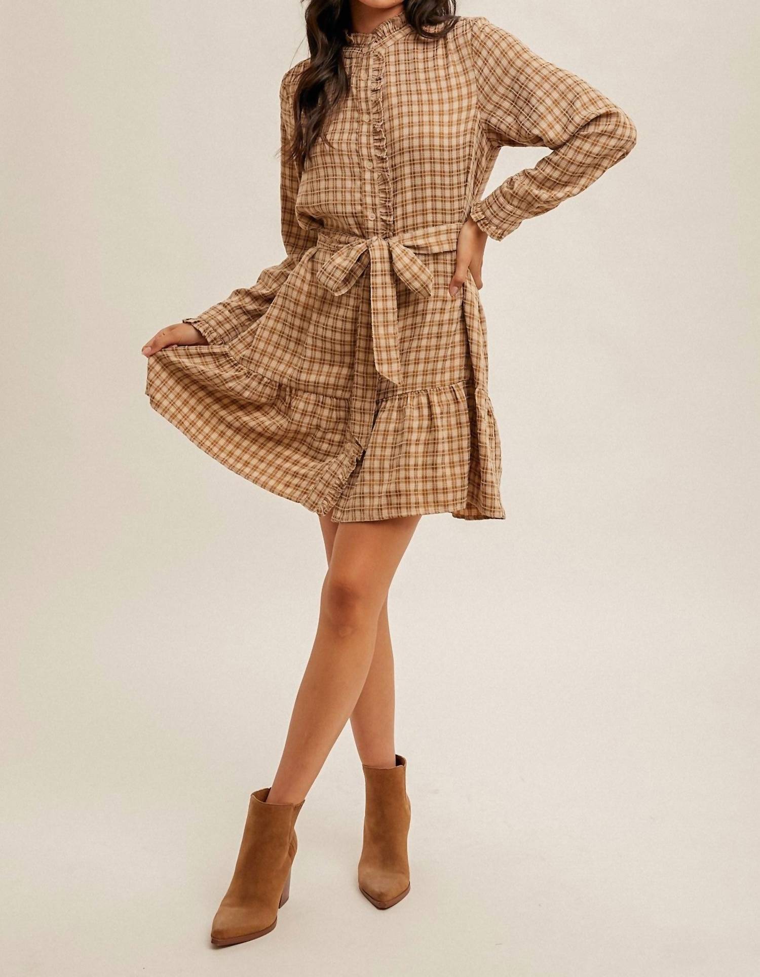 Коричневое платье-рубашка с поясом и плиссированными оборками Hem & Thread
Коричневое платье-рубашка с поясом и плиссированными оборками Hem & Thread