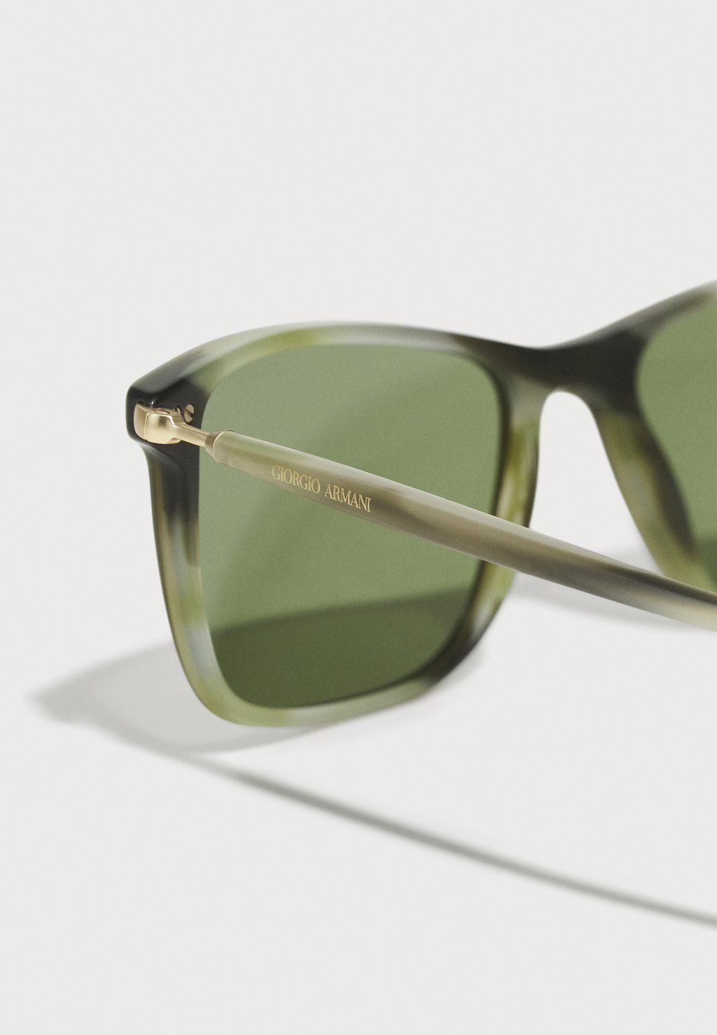 Солнцезащитные очки Giorgio Armani, зеленый
Солнцезащитные очки Giorgio Armani, зеленый