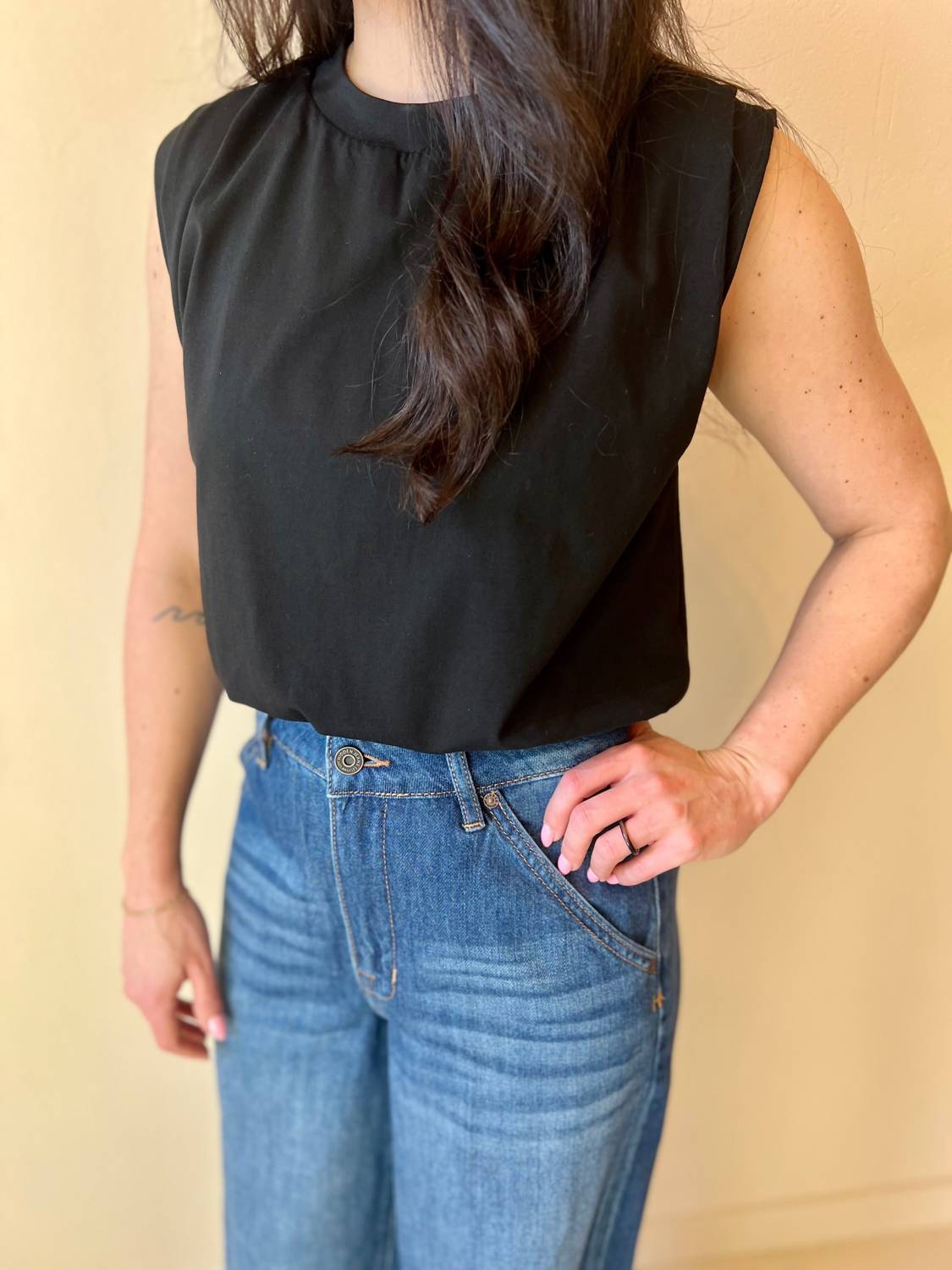 Женский топ Eardley Bubble в черном цвете GREYLIN
Женский топ Eardley Bubble в черном цвете GREYLIN