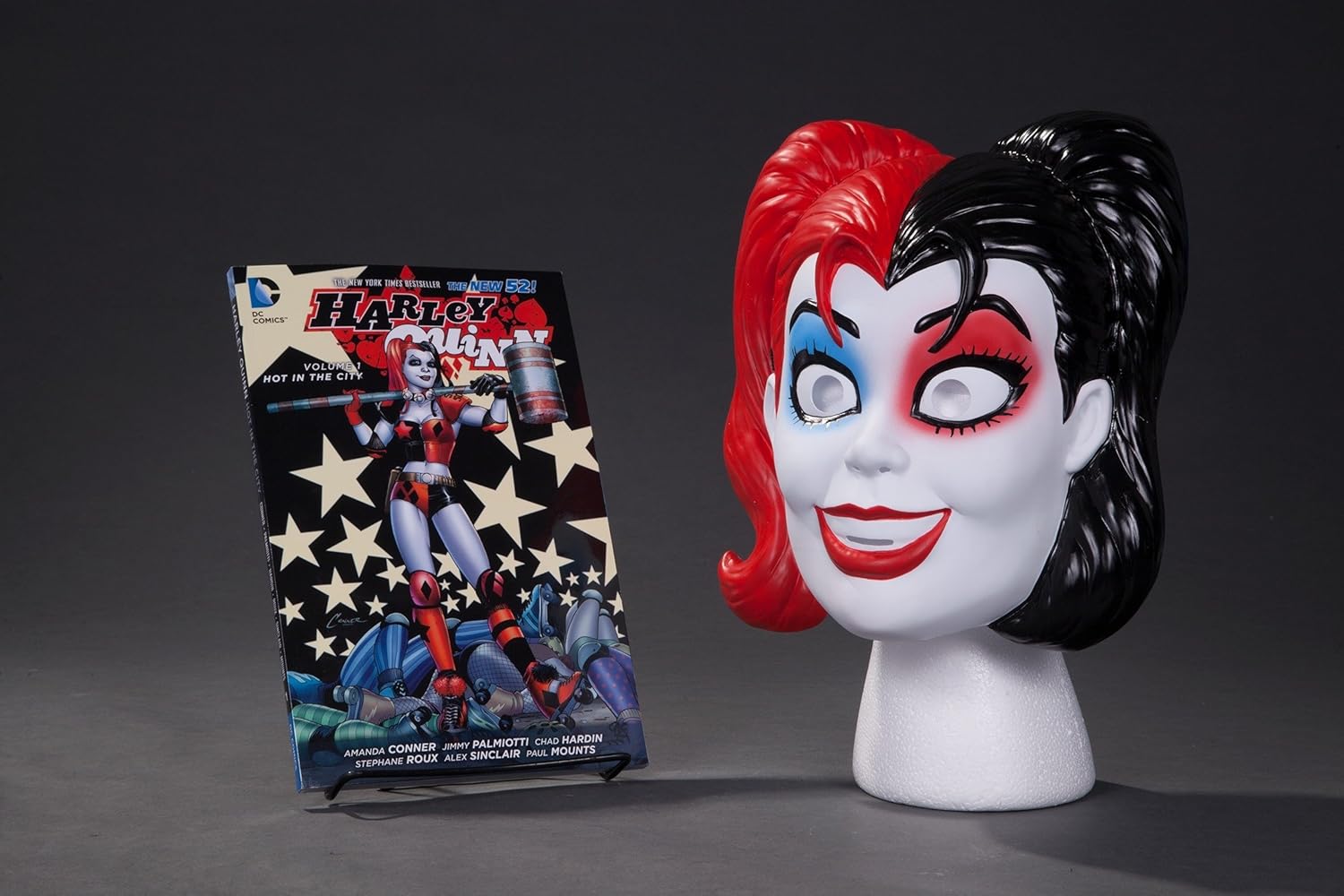 Harley Quinn Book & Mask Set (DC Comics)
Harley Quinn Book & Mask Set (DC Comics)