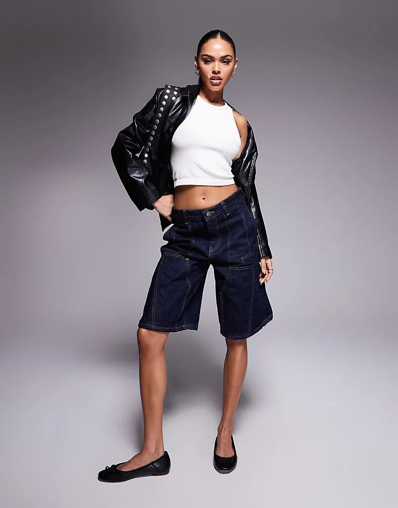 Джинсовые шорты с вставками по бокам и вышитым логотипом на заднем кармане цвета индиго
Джинсовые шорты с вставками по бокам и вышитым логотипом на заднем кармане цвета индиго