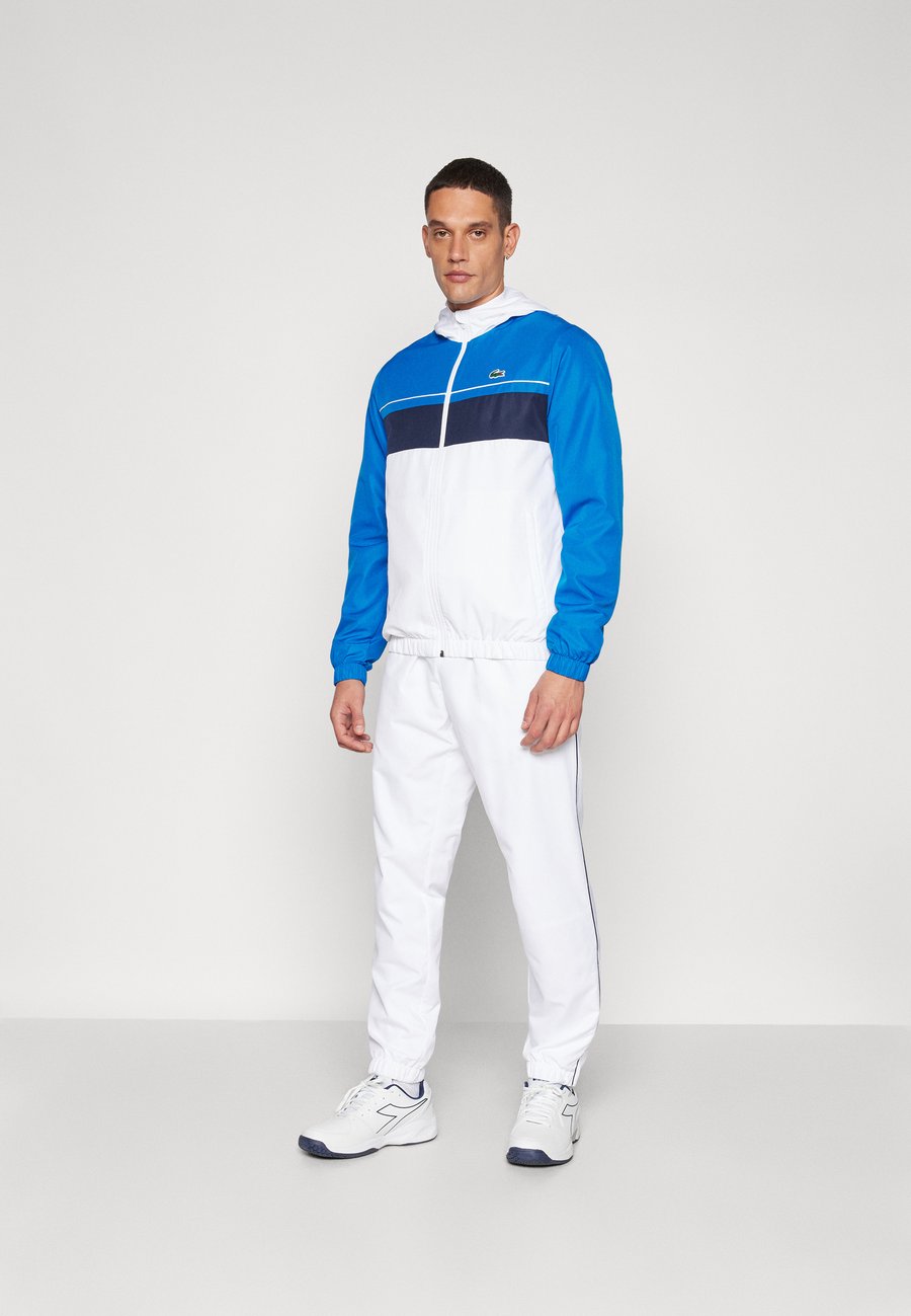 Спортивный костюм Lacoste Sport TRACKSUIT HODDED SET, White/Gipsy/Blue Navy/White
Спортивный костюм Lacoste Sport TRACKSUIT HODDED SET, White/Gipsy/Blue Navy/White