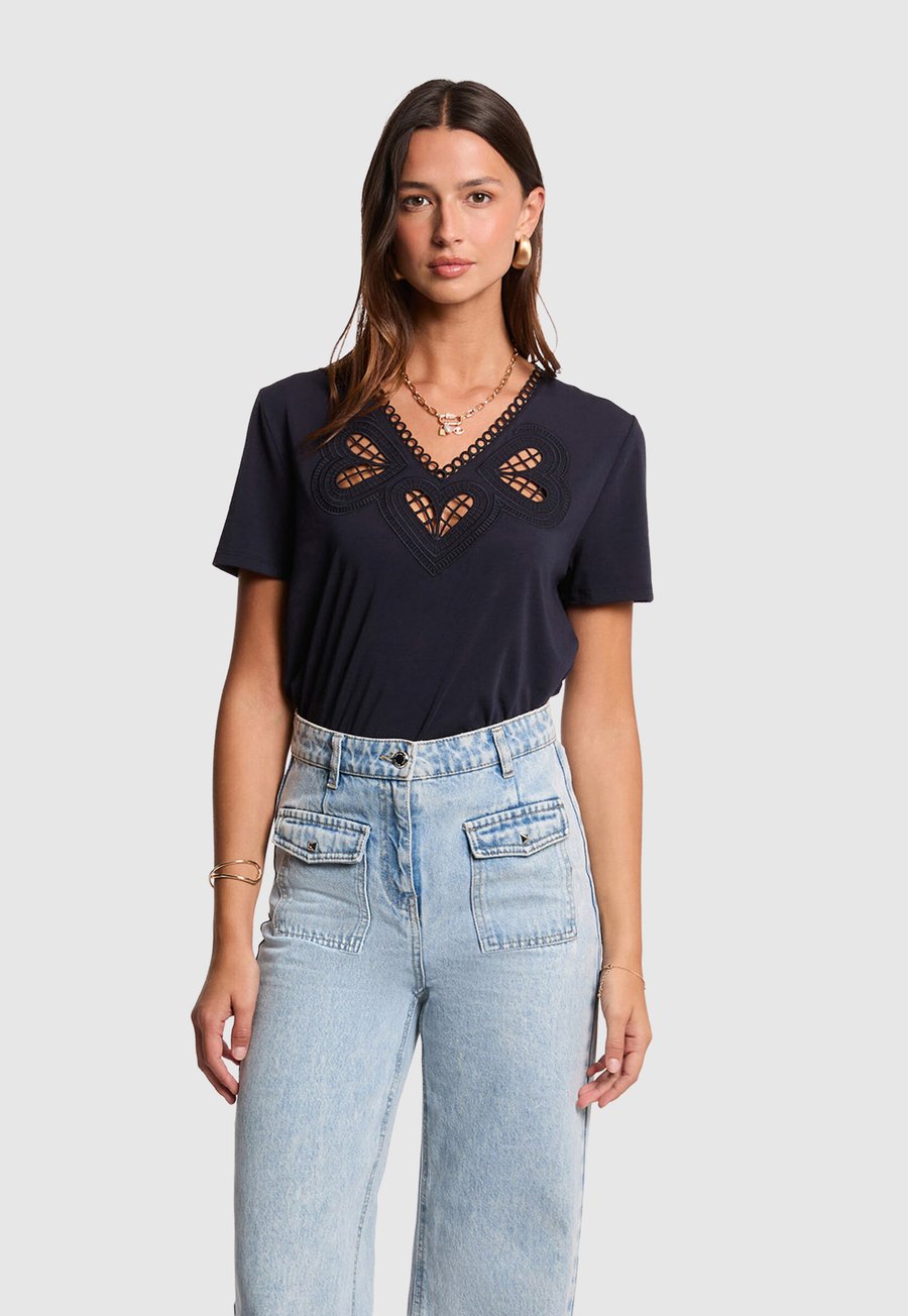 Футболка Morgan SHORT SLEEVE, Bleu Marine/Dark Blue, Синий, Футболка Morgan SHORT SLEEVE, Bleu Marine/Dark Blue
Футболка Morgan SHORT SLEEVE, Bleu Marine/Dark Blue, Синий, Футболка Morgan SHORT SLEEVE, Bleu Marine/Dark Blue