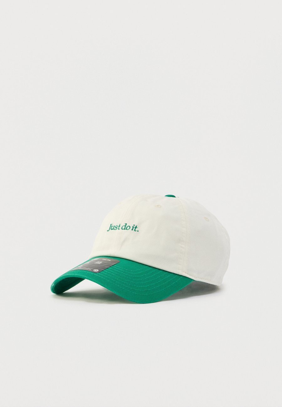 Бейсболка Nike Sportswear CLUB UNISEX, Sail/Malachite/White
Бейсболка Nike Sportswear CLUB UNISEX, Sail/Malachite/White