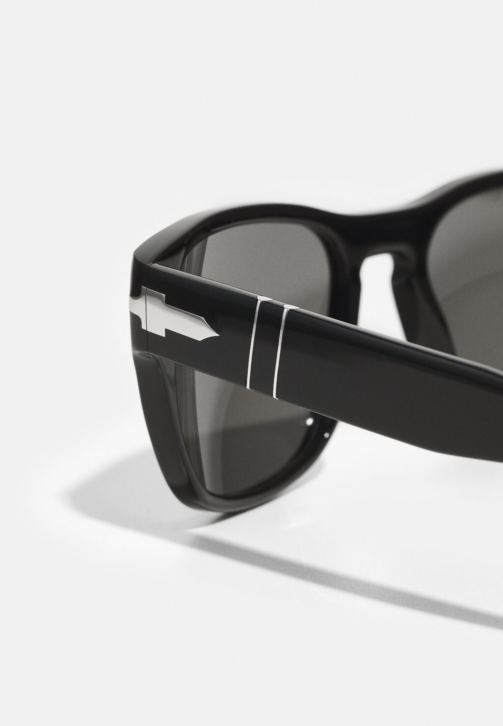 Солнцезащитные очки Unisex Persol, черный
Солнцезащитные очки Unisex Persol, черный