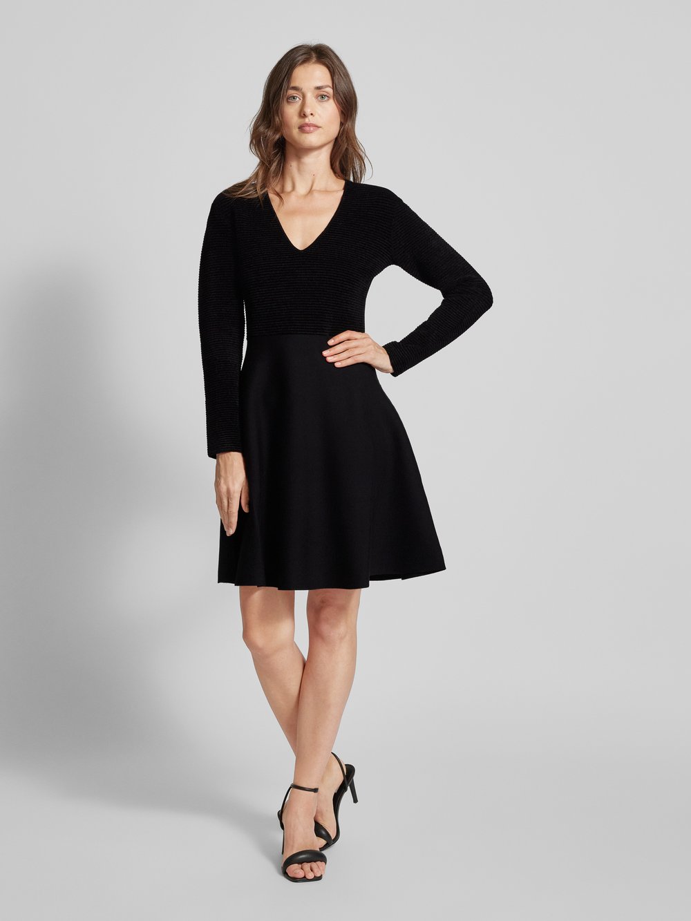 Платье длиной до колена с фактурным узором, модель «Оттоманка» Emporio Armani, черный
Платье длиной до колена с фактурным узором, модель «Оттоманка» Emporio Armani, черный
