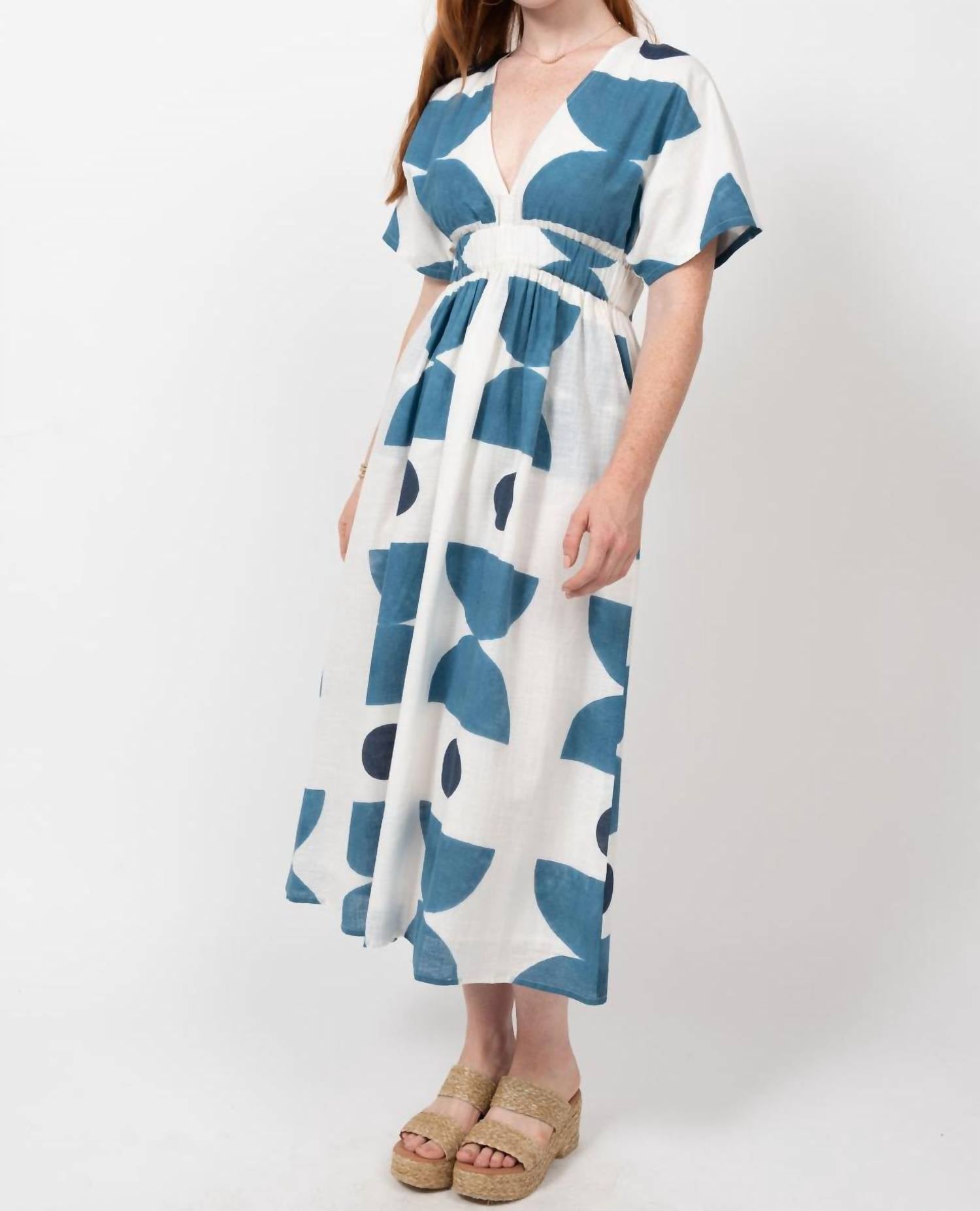 Графическое синее платье белого цвета Ivy Jane 
Графическое синее платье белого цвета Ivy Jane