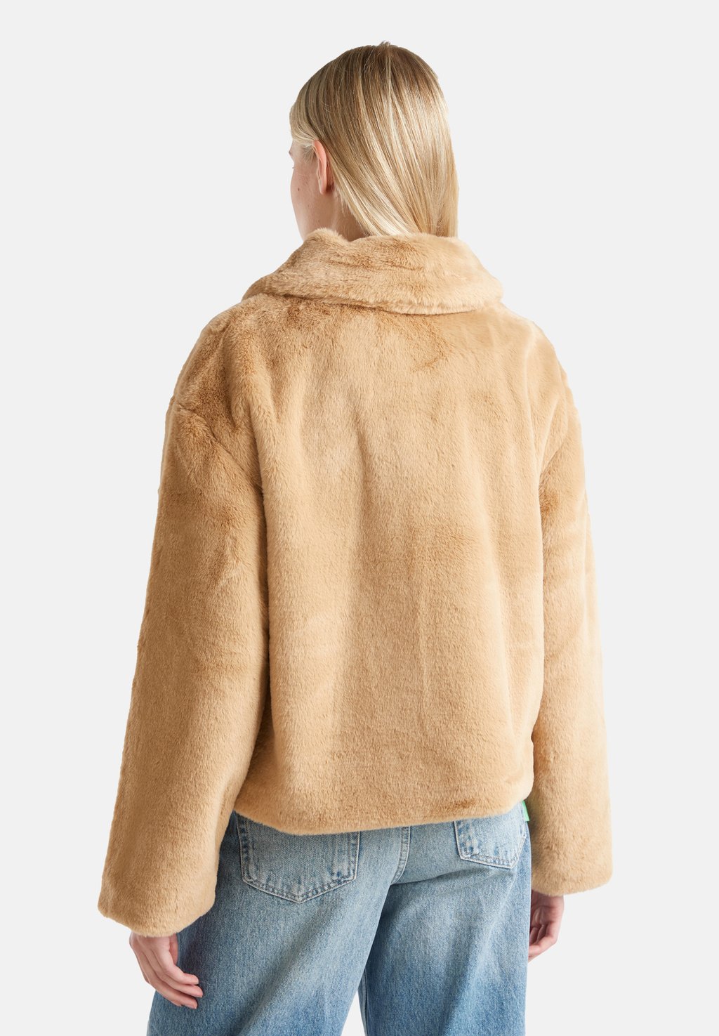 Зимняя куртка WITH COLLAR AND LONG SLEEVES SIDE POCKETS FRONT ZIP CLOSURE United Colors of Benetton, бежевый
Зимняя куртка WITH COLLAR AND LONG SLEEVES SIDE POCKETS FRONT ZIP CLOSURE United Colors of Benetton, бежевый