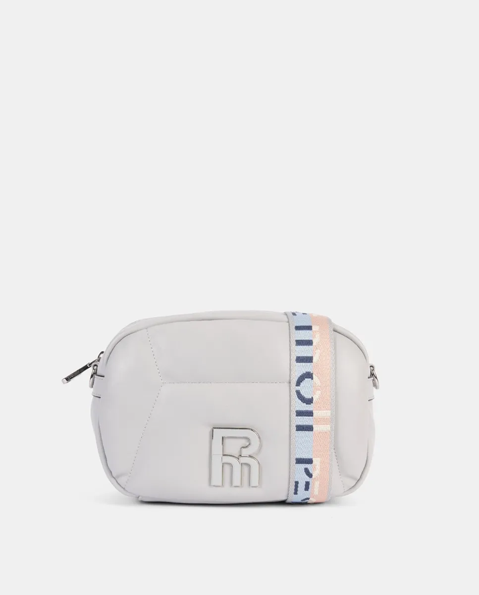 Сумка через плечо с приятной на ощупь тканью, передними строчками, застёжкой-молнией и регулируемой двухцветной нейлоновой ручкой Pepe Moll, светло-серый
Сумка через плечо с приятной на ощупь тканью, передними строчками, застёжкой-молнией и регулируемой двухцветной нейлоновой ручкой Pepe Moll, светло-серый