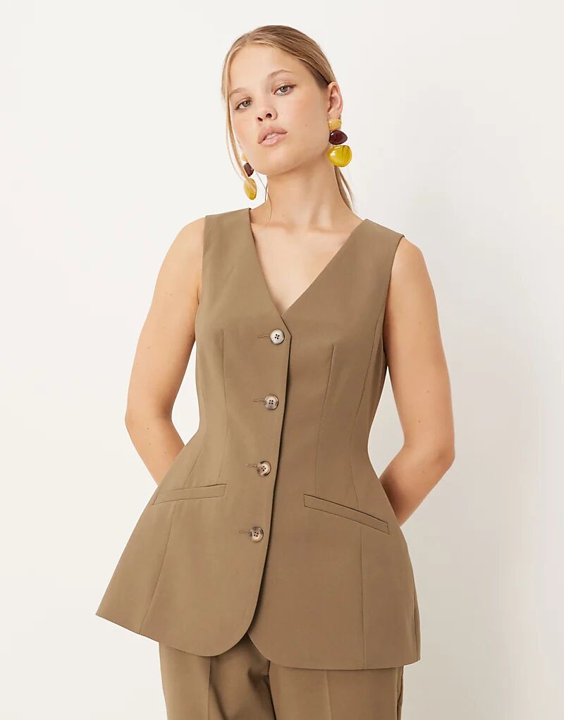 Жилет ASOS DESIGN с формованными бедрами, цвет оливковый
Жилет ASOS DESIGN с формованными бедрами, цвет оливковый