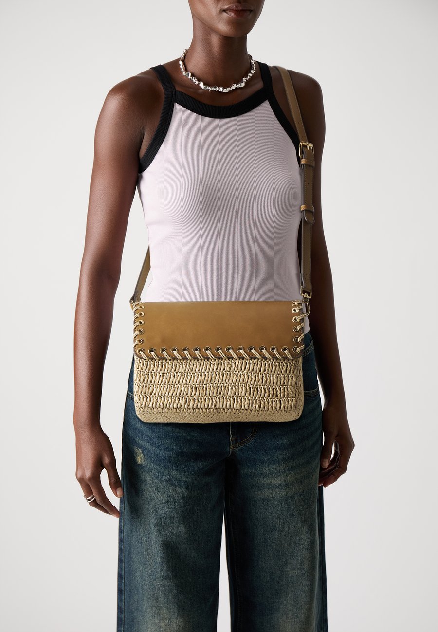 Сумка кросс-боди PARFOIS CROSSBODY BAG COLETTE , Camel
Сумка кросс-боди PARFOIS CROSSBODY BAG COLETTE , Camel