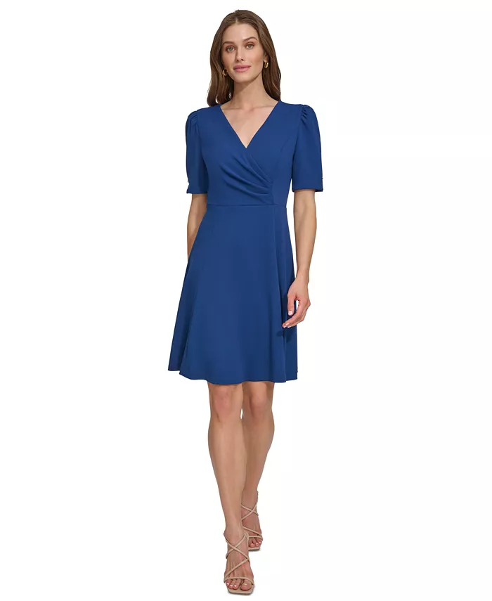 Женское платье A-силуэта с драпировкой на груди и объемными плечами DKNY, синий
Женское платье A-силуэта с драпировкой на груди и объемными плечами DKNY, синий