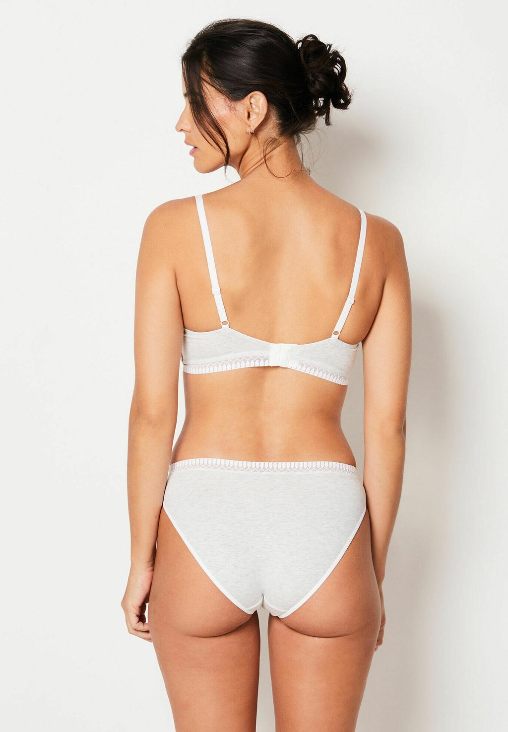 Треугольный бюстгальтер HAPPILY Etam, светло-серый
Треугольный бюстгальтер HAPPILY Etam, светло-серый