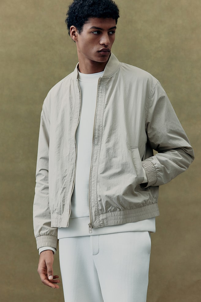 Куртка пилота из нейлона, стандартного кроя H&M, бежевый
Куртка пилота из нейлона, стандартного кроя H&M, бежевый