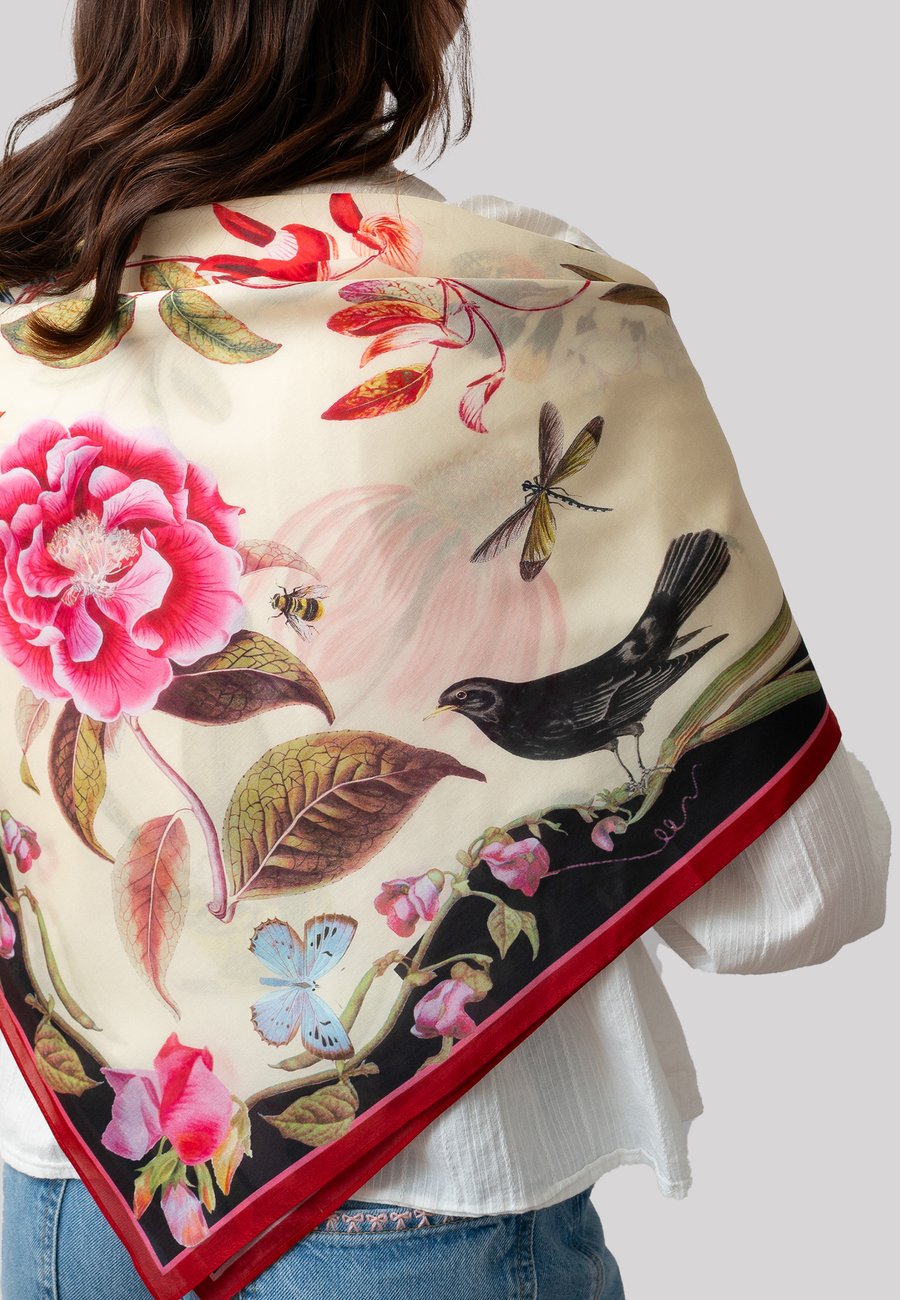 Шарф FABLE ENGLAND WONDERLAND SCENE SQUARE, Cream Black/Multi-Coloured
Шарф FABLE ENGLAND WONDERLAND SCENE SQUARE, Cream Black/Multi-Coloured