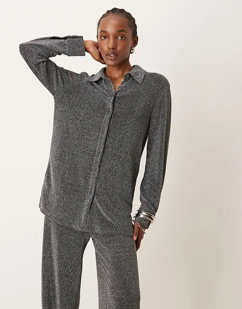 Черная рубашка с длинными рукавами и блестками YAS (часть комплекта)
Черная рубашка с длинными рукавами и блестками YAS (часть комплекта)