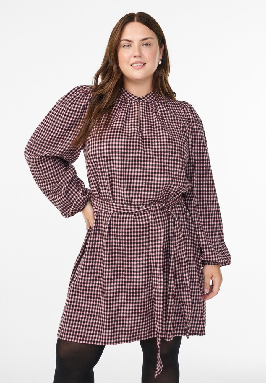 Платье Zizzi KURZES KARIERTES MIT BINDEGÜRTEL, Red Check/Mottled Red
Платье Zizzi KURZES KARIERTES MIT BINDEGÜRTEL, Red Check/Mottled Red