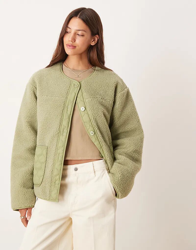 Флисовая куртка ASOS DESIGN из искусственного меха со стеганой нейлоновой отделкой в тональных зеленых тонах
Флисовая куртка ASOS DESIGN из искусственного меха со стеганой нейлоновой отделкой в тональных зеленых тонах