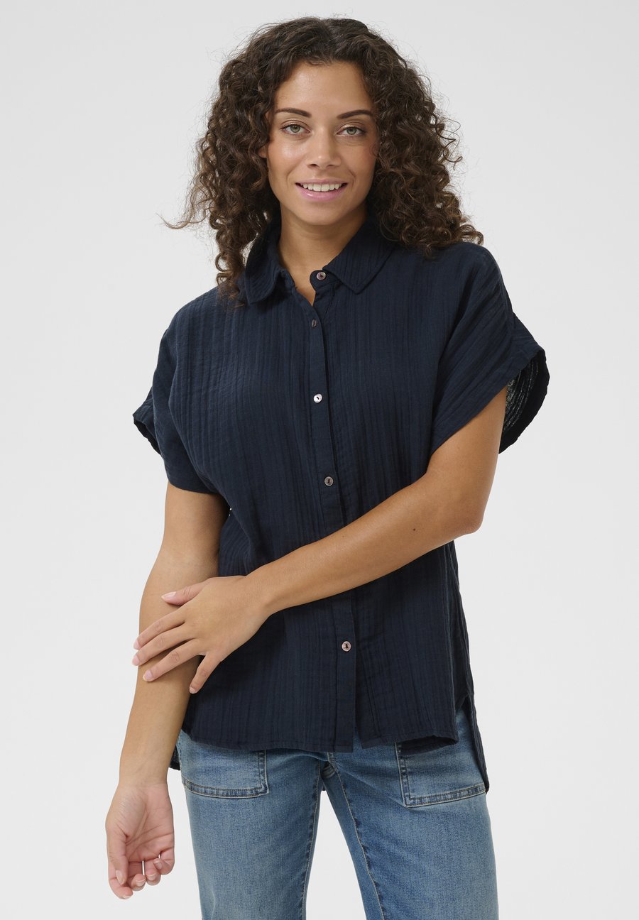 Блуза Culture CUMYRA ELINA SHORT SLEEVE, Salute/Dark Blue
Блуза Culture CUMYRA ELINA SHORT SLEEVE, Salute/Dark Blue