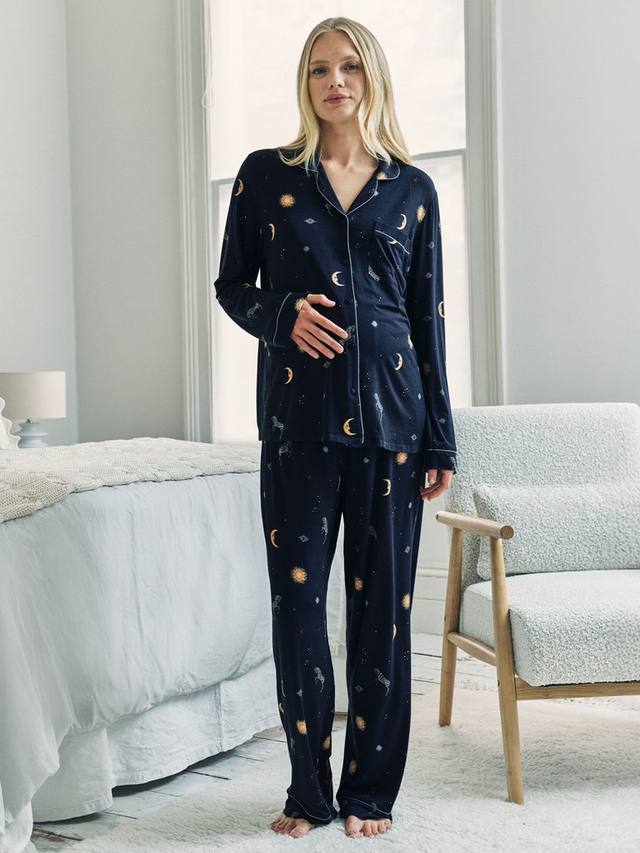 Набор пижамы для беременных Celestial Zebra с TENCEL Modal Chelsea Peers, Navy
Набор пижамы для беременных Celestial Zebra с TENCEL Modal Chelsea Peers, Navy