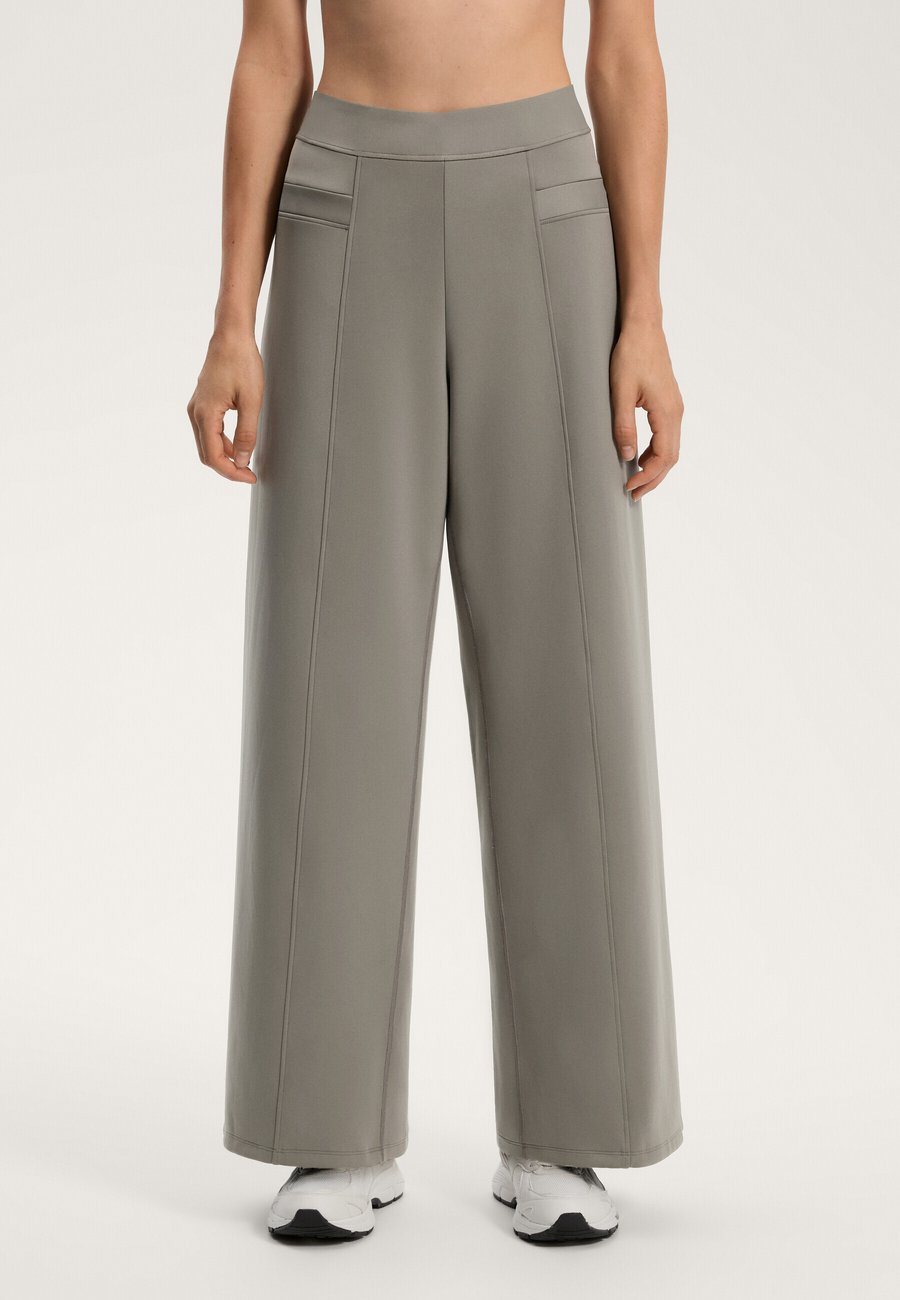 Брюки OYSHO NEOPRENE-EFFECT BALLOON, Khaki
Брюки OYSHO NEOPRENE-EFFECT BALLOON, Khaki